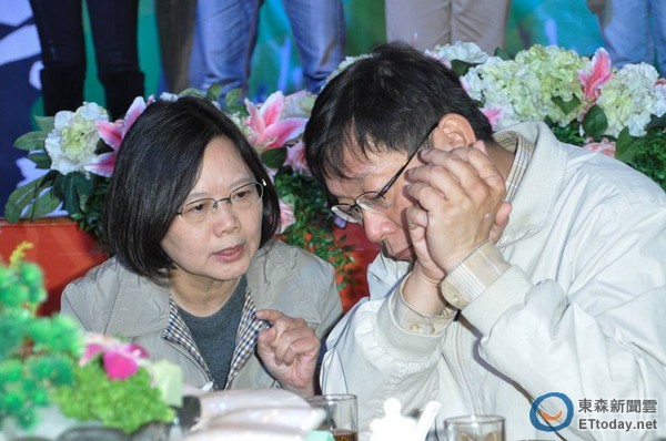 民進黨主席蔡英文與臺北市長當選人柯文哲選后首度同臺 民進黨主席蔡英文與臺北市長當選人柯文哲選后首度同臺