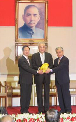 臺(tái)灣新舊“內(nèi)閣”交接。(圖片來源:臺(tái)灣中時(shí)電子報(bào)) 臺(tái)灣新舊“內(nèi)閣”交接。(圖片來源:臺(tái)灣中時(shí)電子報(bào))