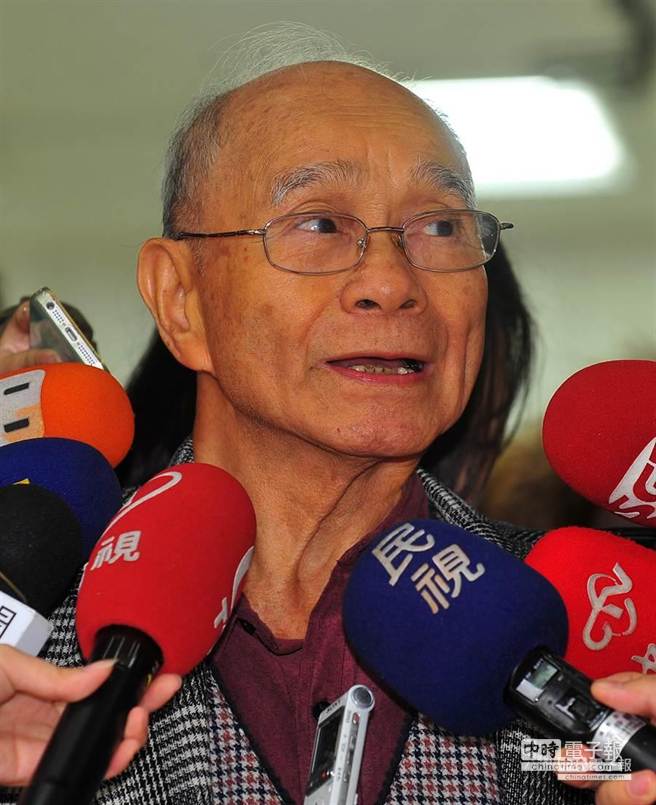 臺北勞動局長遴選委員會總召蔡式谷(圖)表示,若有同分情形,比照一般選舉用“抽簽決定”。(圖片來源:臺灣中時電子報) 臺北勞動局長遴選委員會總召蔡式谷(圖)表示,若有同分情形,比照一般選舉用“抽簽決定”。(圖片來源:臺灣中時電子報)