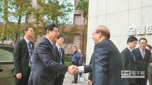 陳德銘探訪連戰(zhàn)吳伯雄 談兩岸利潤共享(圖) 陳德銘探訪連戰(zhàn)吳伯雄 談兩岸利潤共享(圖)