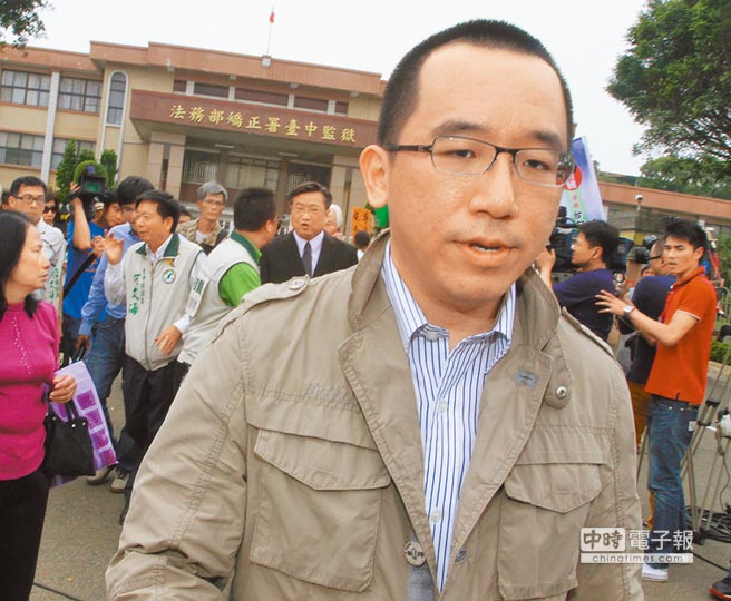 陳水扁保外就醫(yī)鑒定小組,下周一將進(jìn)行審查,由于鑒定小組成員中,扁家推薦7人,通過保外就醫(yī)的可能性大增。圖為陳水扁兒子陳致中。(本報資料照片) 陳水扁保外就醫(yī)鑒定小組,下周一將進(jìn)行審查,由于鑒定小組成員中,扁家推薦7人,通過保外就醫(yī)的可能性大增。圖為陳水扁兒子陳致中。(本報資料照片)