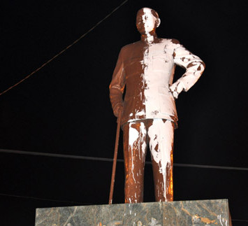 臺南蔣介石銅像慘被涂漆 肇事者系民進黨創黨元老(圖) 臺南蔣介石銅像慘被涂漆 肇事者系民進黨創黨元老(圖)