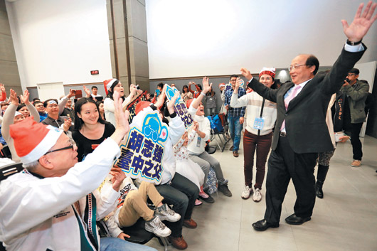 粉絲擠爆見面會胡志強:表情好像選贏了(圖) 粉絲擠爆見面會胡志強:表情好像選贏了(圖)