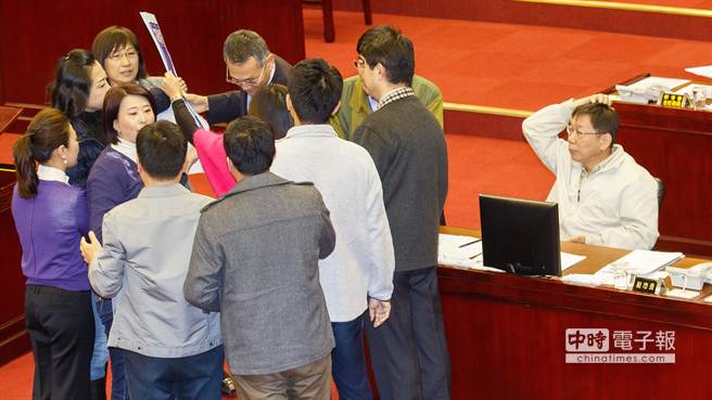 會后受訪時,柯文哲稱,“其實我還在觀察局勢啦,覺得滿有趣的” 會后受訪時,柯文哲稱,“其實我還在觀察局勢啦,覺得滿有趣的”