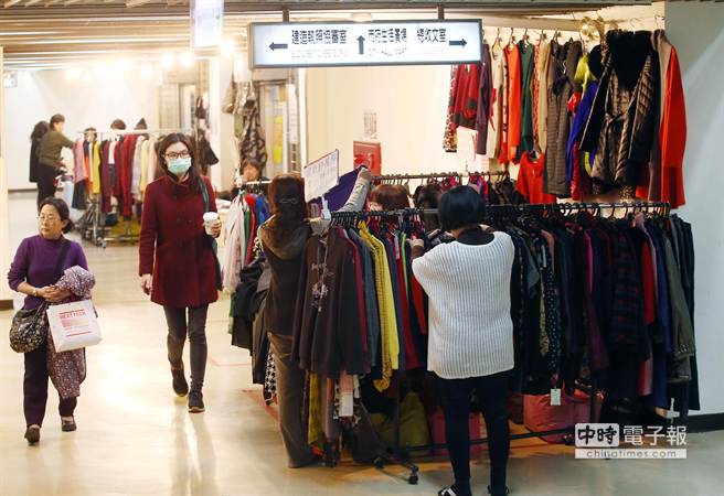 臺(tái)北市府地下室的市民生活廣場(chǎng)民眾購(gòu)物的情形。(臺(tái)媒圖) 臺(tái)北市府地下室的市民生活廣場(chǎng)民眾購(gòu)物的情形。(臺(tái)媒圖)