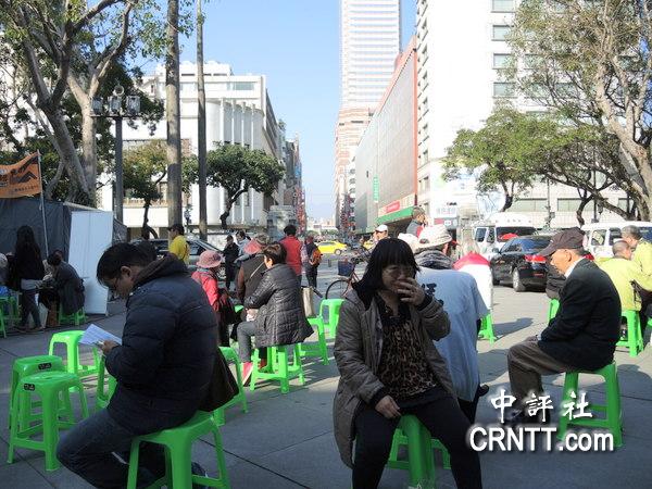 組圖:呂秀蓮中途短暫離開絕食現(xiàn)場引猜測 組圖:呂秀蓮中途短暫離開絕食現(xiàn)場引猜測