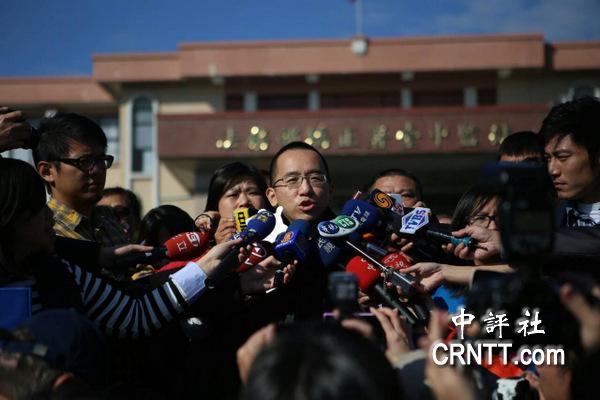 組圖:陳水扁豪宅前黃絲帶飛揚 監獄外眾親友一早等候 組圖:陳水扁豪宅前黃絲帶飛揚 監獄外眾親友一早等候