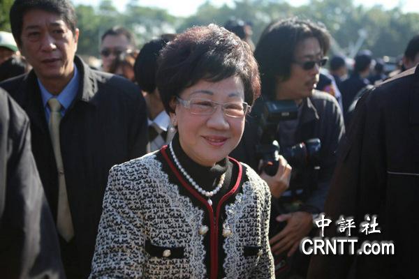 組圖:陳水扁豪宅前黃絲帶飛揚 監(jiān)獄外眾親友一早等候 組圖:陳水扁豪宅前黃絲帶飛揚 監(jiān)獄外眾親友一早等候