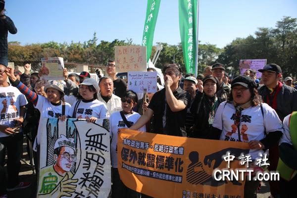 組圖:陳水扁豪宅前黃絲帶飛揚 監獄外眾親友一早等候 組圖:陳水扁豪宅前黃絲帶飛揚 監獄外眾親友一早等候