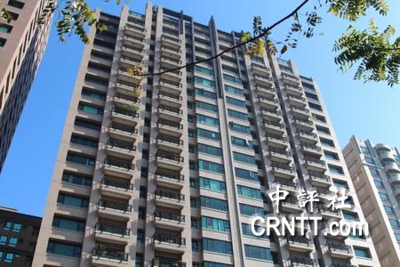 組圖:陳水扁豪宅前黃絲帶飛揚(yáng) 監(jiān)獄外眾親友一早等候 組圖:陳水扁豪宅前黃絲帶飛揚(yáng) 監(jiān)獄外眾親友一早等候