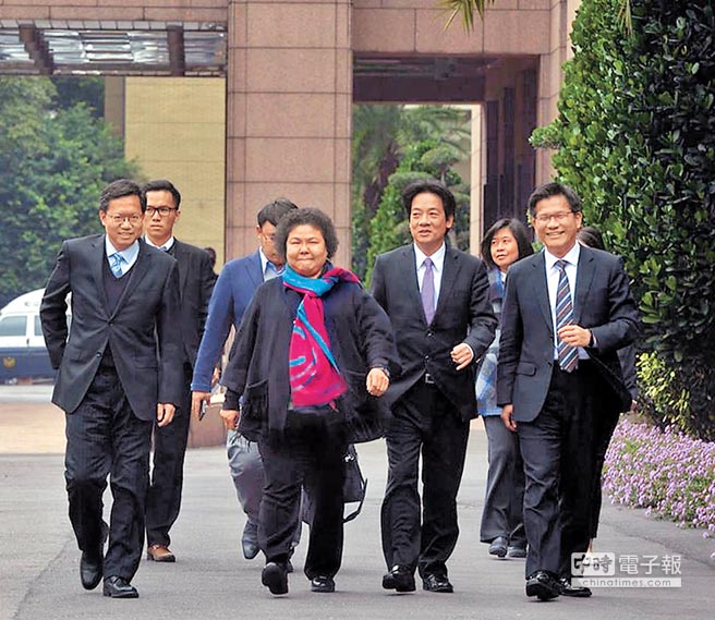 民進黨“四都”市長首次參加“行政院會” 要錢要權 民進黨“四都”市長首次參加“行政院會” 要錢要權