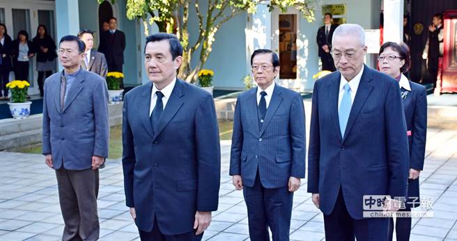 馬英九(左二)今早到大溪頭寮謁陵,神情哀傷肅穆。 馬英九(左二)今早到大溪頭寮謁陵,神情哀傷肅穆。