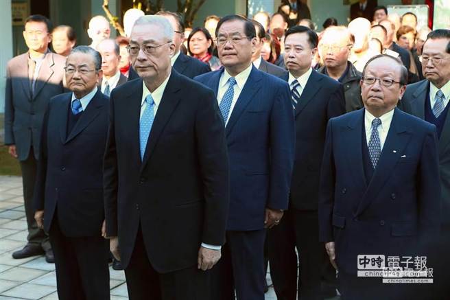 國民黨代理主席吳敦義帶領國民黨中央黨部一級主管、黨員向蔣經國獻花 國民黨代理主席吳敦義帶領國民黨中央黨部一級主管、黨員向蔣經國獻花