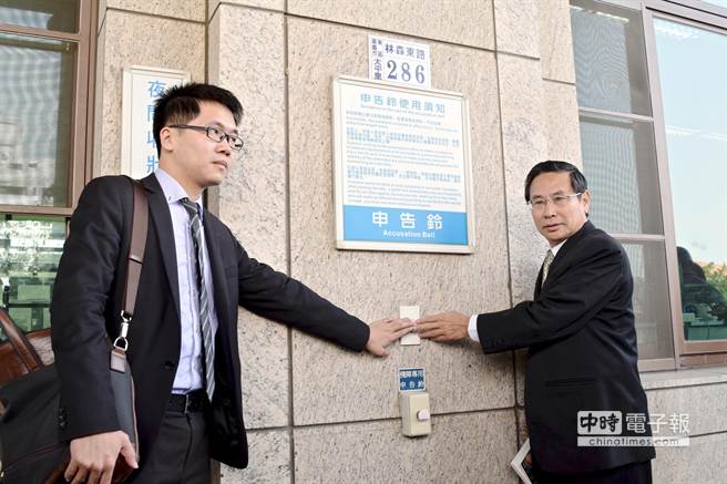 涂醒哲(右)在律師張育瑋陪同,前往嘉義地檢,告爆料者簡俊平加重毀謗罪。(圖片來源:臺灣《中時電子報》) 涂醒哲(右)在律師張育瑋陪同,前往嘉義地檢,告爆料者簡俊平加重毀謗罪。(圖片來源:臺灣《中時電子報》)