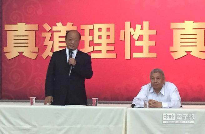 胡志強(qiáng)(左)在旺旺集團(tuán)董事長(zhǎng)蔡衍明(右)陪同下,與集團(tuán)干部見面 胡志強(qiáng)(左)在旺旺集團(tuán)董事長(zhǎng)蔡衍明(右)陪同下,與集團(tuán)干部見面