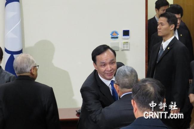 朱立倫一進場就與眾人握手致意。 朱立倫一進場就與眾人握手致意。