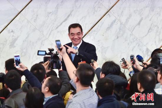 林毅夫吁臺(tái)灣勿輸經(jīng)濟(jì) 否認(rèn)當(dāng)年游到大陸時(shí)抱籃球 林毅夫吁臺(tái)灣勿輸經(jīng)濟(jì) 否認(rèn)當(dāng)年游到大陸時(shí)抱籃球