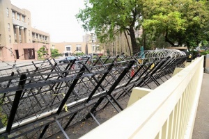 臺灣太陽花學運周年警方出動150警維安,拒馬戒備。(臺媒圖) 臺灣太陽花學運周年警方出動150警維安,拒馬戒備。(臺媒圖)