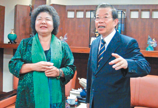 民進黨派系之爭再起戰(zhàn)火 謝長廷暗批陳菊 民進黨派系之爭再起戰(zhàn)火 謝長廷暗批陳菊