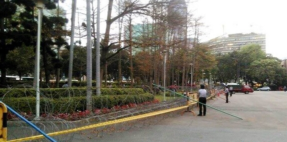 “行政院”出動大量竹竿,疑似為了抵抗“棉被戰術”(臺媒圖) “行政院”出動大量竹竿,疑似為了抵抗“棉被戰術”(臺媒圖)