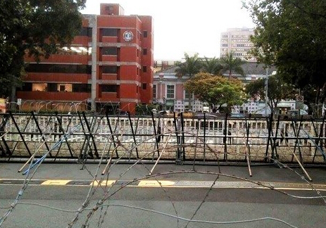 “行政院”昨日只圍了蛇籠、拒馬,今日增配竹竿。(臺媒圖) “行政院”昨日只圍了蛇籠、拒馬,今日增配竹竿。(臺媒圖)