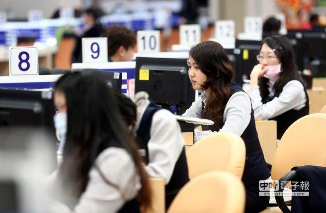 臺灣正面臨公務員人事費用激增,士氣低落的危機。(臺媒資料照片 中時電子報 陳信翰攝) 臺灣正面臨公務員人事費用激增,士氣低落的危機。(臺媒資料照片 中時電子報 陳信翰攝)