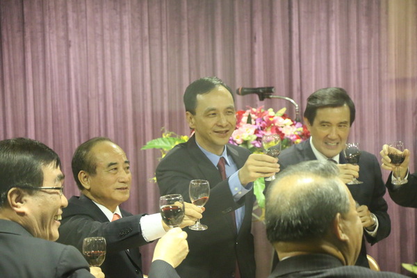 國民黨籍"立委"聚餐 馬朱王再聚首舉杯上演大團結 國民黨籍"立委"聚餐 馬朱王再聚首舉杯上演大團結