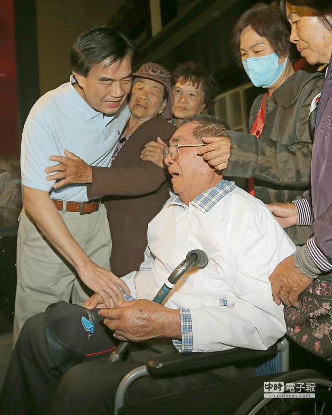 臺南市議長李全教今天裁定以新臺幣1500萬元交保,步出臺南地院時與父母親擁抱。 臺南市議長李全教今天裁定以新臺幣1500萬元交保,步出臺南地院時與父母親擁抱。