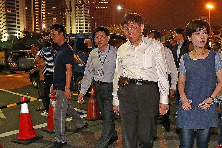 柯文哲攜妻子參加就職百日音樂會 遭陌生男子丟煙蒂 柯文哲攜妻子參加就職百日音樂會 遭陌生男子丟煙蒂