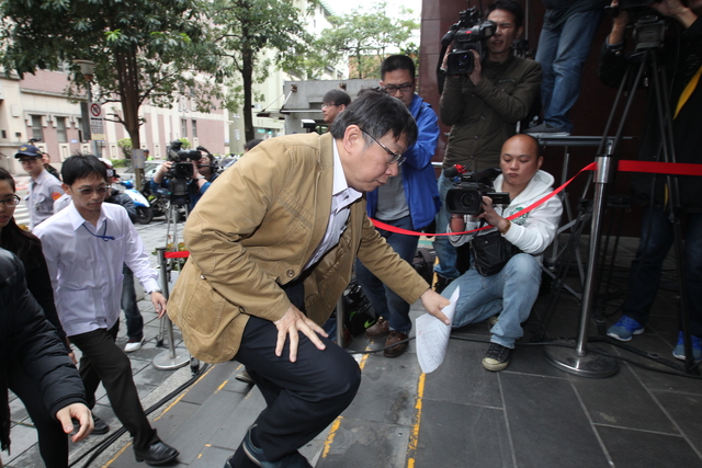 臺北市長柯文哲一言不發快步進地院 臺北市長柯文哲一言不發快步進地院