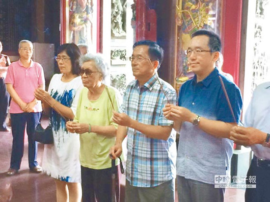 陳水扁保外就醫后首次回老家祭祖上香還愿(圖)