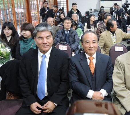 只要王金平最終確定出馬角逐“總統”,且朱立倫只當總教練的心志不改,李鴻源就是王金平口袋里的秘密武器? 只要王金平最終確定出馬角逐“總統”,且朱立倫只當總教練的心志不改,李鴻源就是王金平口袋里的秘密武器?