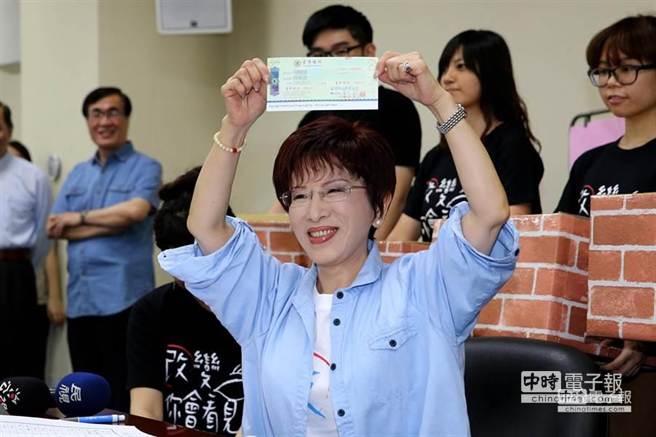 洪秀柱展示700萬選務作業(yè)費支票 洪秀柱展示700萬選務作業(yè)費支票