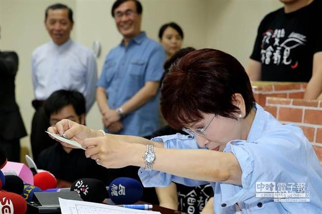 洪秀柱“畢恭畢敬”地將700萬支票雙手奉上,坦言手會發(fā)抖 洪秀柱“畢恭畢敬”地將700萬支票雙手奉上,坦言手會發(fā)抖