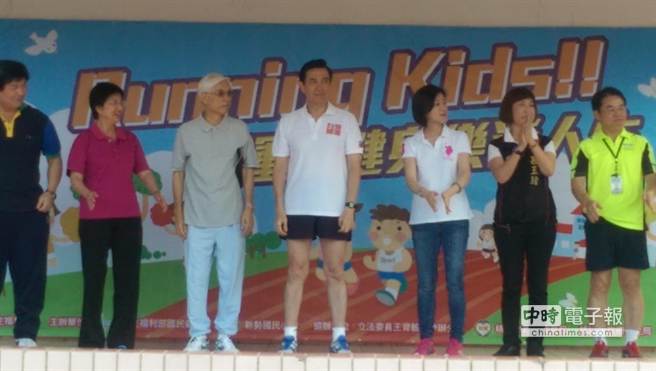馬英九穿短褲到平鎮和小學學童路跑 馬英九穿短褲到平鎮和小學學童路跑