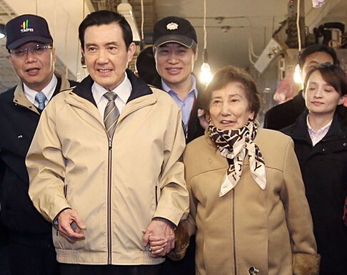 馬英九和母親。(網絡圖) 馬英九和母親。(網絡圖)