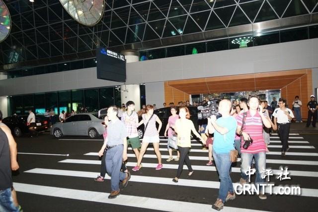 蔡英文29日晚上啟程赴美訪問,有民眾到機(jī)場拉紅布條“兩岸和平,不要臺(tái)獨(dú)”。(中評(píng)社 黃文杰攝) 蔡英文29日晚上啟程赴美訪問,有民眾到機(jī)場拉紅布條“兩岸和平,不要臺(tái)獨(dú)”。(中評(píng)社 黃文杰攝)