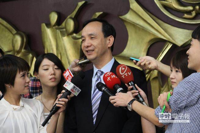 近來傳言即使洪秀柱民調(diào)過了,國民黨仍不會提名,對此,國民黨主席、新北市長朱立倫13日強(qiáng)調(diào),按照制度 近來傳言即使洪秀柱民調(diào)過了,國民黨仍不會提名,對此,國民黨主席、新北市長朱立倫13日強(qiáng)調(diào),按照制度