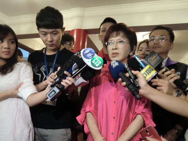 洪秀柱吁勿把跑基層說成"下鄉(xiāng)":臺灣沒多大。(中廣新聞圖) 洪秀柱吁勿把跑基層說成"下鄉(xiāng)":臺灣沒多大。(中廣新聞圖)