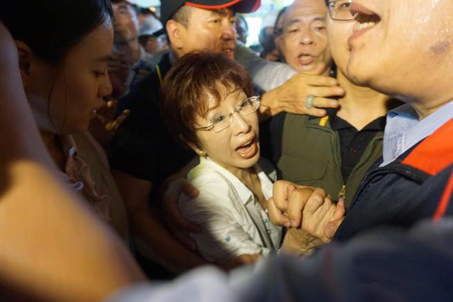 洪秀柱今晚被瑞豐夜市人潮簇擁,嚇得猶如驚弓之鳥 洪秀柱今晚被瑞豐夜市人潮簇擁,嚇得猶如驚弓之鳥