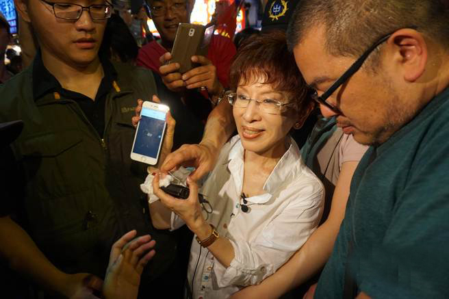 洪秀柱今晚被瑞豐夜市人潮簇擁,離開前不忘學(xué)年輕人在臉譜網(wǎng)打卡 洪秀柱今晚被瑞豐夜市人潮簇擁,離開前不忘學(xué)年輕人在臉譜網(wǎng)打卡