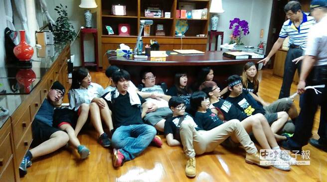 反課綱學(xué)生用梯子闖進(jìn)“教育部部”長(zhǎng)室 反課綱學(xué)生用梯子闖進(jìn)“教育部部”長(zhǎng)室