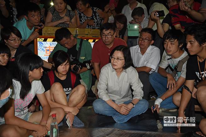 蔡英文夜探“反課綱”學生 蔡英文夜探“反課綱”學生