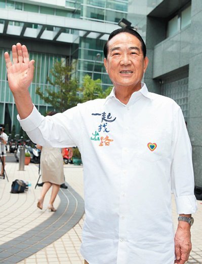 宋楚瑜穿競選T恤藍綠橘“一起找出路”(圖)