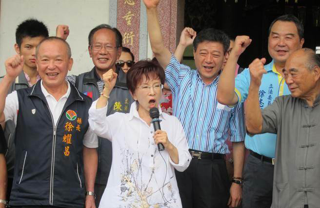 國民黨2016參選人洪秀柱今天上午前往苗栗固樁拜票,縣長徐耀昌、中常委林榮德等人均現(xiàn)身相挺 國民黨2016參選人洪秀柱今天上午前往苗栗固樁拜票,縣長徐耀昌、中常委林榮德等人均現(xiàn)身相挺