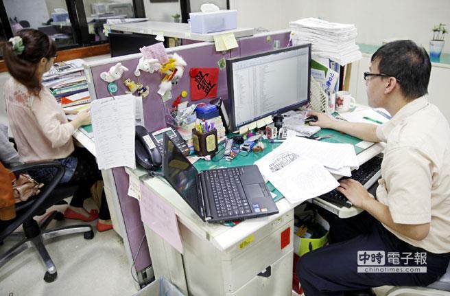 臺灣近千名公職人員涉違法兼職被查 臺灣近千名公職人員涉違法兼職被查