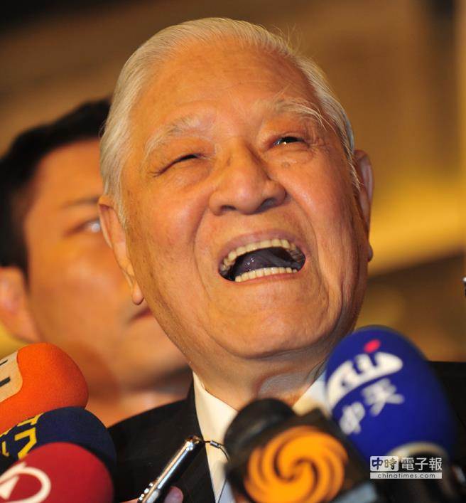 李登輝22日出席李登輝基金會(huì)募款餐會(huì)前受訪。(報(bào)系資料照 劉宗龍攝) 李登輝22日出席李登輝基金會(huì)募款餐會(huì)前受訪。(報(bào)系資料照 劉宗龍攝)