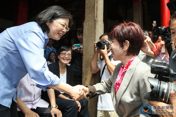 洪秀柱被熏猛閉眼 王金平“人工淚液”救援獲贊“暖男” 洪秀柱被熏猛閉眼 王金平“人工淚液”救援獲贊“暖男”