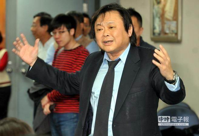 綠營(yíng)議員送柯文哲《國(guó)王的新衣》 要其忘記掌聲重新開(kāi)始 綠營(yíng)議員送柯文哲《國(guó)王的新衣》 要其忘記掌聲重新開(kāi)始