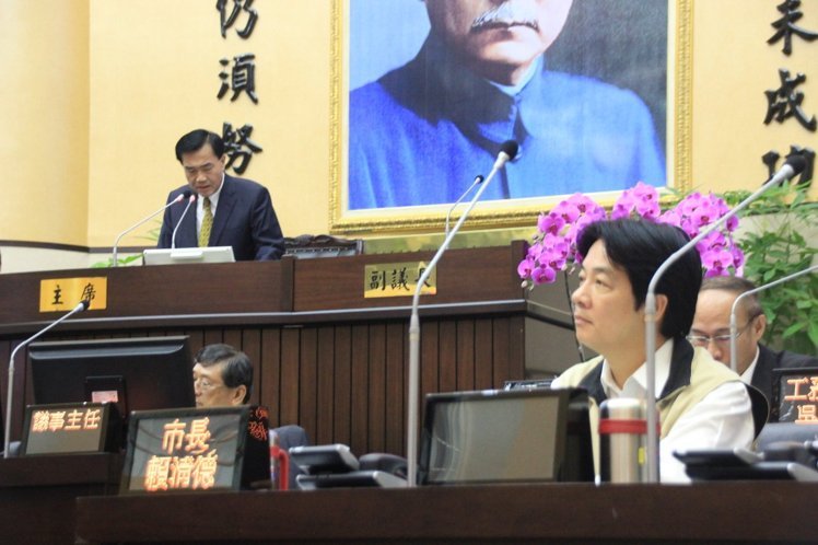 臺南市政總質(zhì)詢首日 賴清德李全教正面交鋒(圖) 臺南市政總質(zhì)詢首日 賴清德李全教正面交鋒(圖)